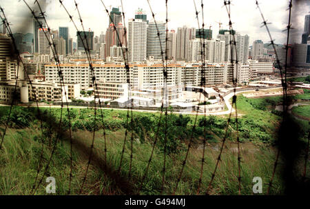 Ein Blick auf Hong Kong durch Stacheldraht am Tag der Übergabe der Kolonie an China. Stockfoto