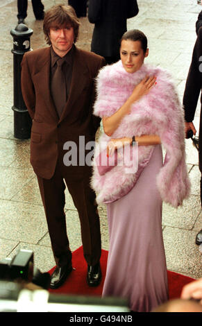 Duran Duran Sänger Simon Le Bon mit Ehefrau Modell Yasmin besuchen die Premiere des neuen Batman und Robin Film mit George Clooney, im Empire-Kino am Londoner Leicester Square. Stockfoto