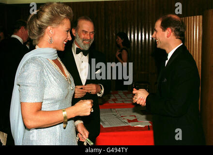 PA NEWS PHOTO : 19/11/97: PRINZ UND PRINZESSIN MICHAEL VON KENT WERDEN VON PRINZ EDWARD BEGRÜSST, WENN SIE ZUM ROYAL GALA KONZERT IN DER ROYAL FESTIVAL HALL KOMMEN, ZUR FEIER DES 50. HOCHZEITSTAGES DER KÖNIGIN UND DES HERZOGS VON EDINBURGH Stockfoto