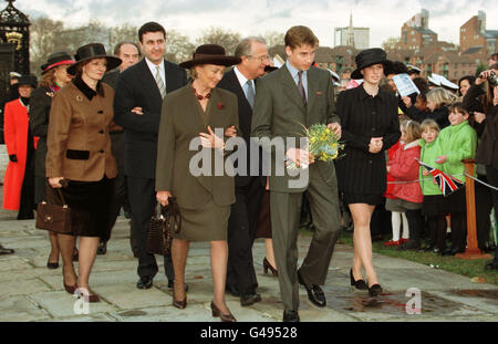 Prinz William mit Zara Phillips (rechts), Tochter der Prinzessin Royal, und Königin Paola von Belgien und König Albert von Belgien (hinter William) an das Royal Naval College in Greenwich, wo der Prinz von Wales eine Mittagessen für über 200 Gäste zu Ehren der Königin und des Herzogs goldene Hochzeit gehalten. Finden Sie unter PA Geschichte königlichen Jubiläum. Foto von David Giles. Stockfoto