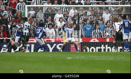 Fußball - Barclays Premier League - Newcastle United / Birmingham City - St James' Park. Steven Taylor (links) von Newcastle United erzielt das zweite Tor des Spiels Stockfoto