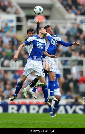 Barry Ferguson (rechts) von Birmingham City und Roger Johnson kämpfen um Der Ball in der Luft mit Joey Barton von Newcastle United (Links) Stockfoto
