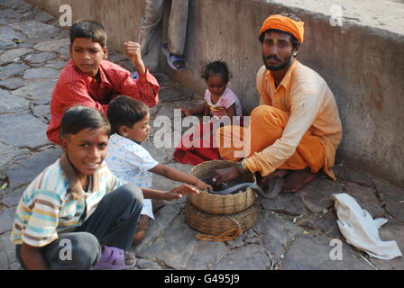 Cobra Charmeur und Kinder, Jaipur Indien Stockfoto