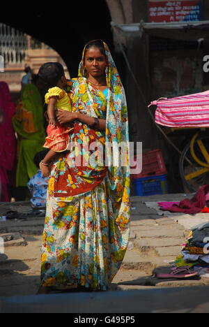 Porträt der indischen Frau mit ihrem Baby, Jodhpur Rajasthan Indien Stockfoto