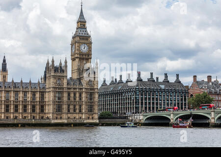 Angeln, Boote auf der Themse vor den Houses of Parliament und Big Ben und roten Busse auf Westminster Bridge Stockfoto