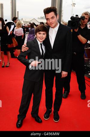 Mathew Horne und Theo Stevenson bei der Ankunft für die National Movie Awards 2011 in der Wembley Arena, London Stockfoto