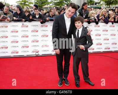 L'Oreal National Movie Awards - Ankunft - London. Mathew Horne und Gast bei der Ankunft für die National Movie Awards 2011 in der Wembley Arena, London Stockfoto