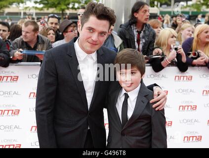 Mathew Horne und Gast bei der Ankunft für die National Movie Awards 2011 in der Wembley Arena, London Stockfoto