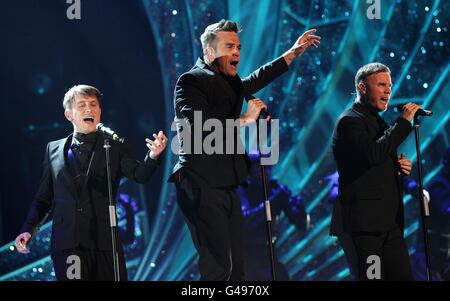 (Von links nach rechts) Mark Owen, Robbie Williams und Gary Barlow nehmen das während der National Movie Awards 2011 in der Wembley Arena, London, auf die Bühne Stockfoto