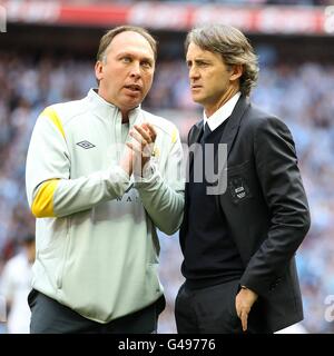 Fußball - FA Cup - Finale - Manchester City / Stoke City - Wembley Stadium. Manchester City Manager Roberto Mancini (rechts) und erster Teamtrainer David Platt Stockfoto