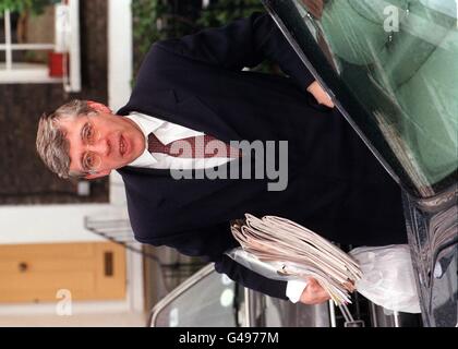 Innenminister Jack Straw bei seinem Londoner Haus mit einem Paket von Zeitungen. Straw, dessen Sohn des Verkaufs von Cannabis beschuldigt wird, sagte, dass die Regierung, wenn Wahlkämpfer beweisen könnten, dass die Droge nicht gefährlich sei, erneut über ihre Legalisierung nachdenken müsste. Stockfoto