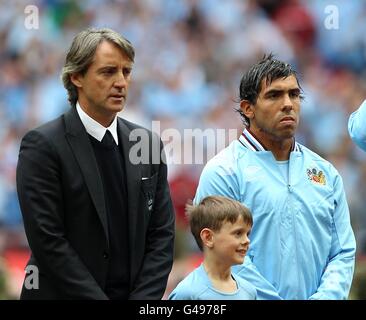 Roberto Mancini (links) und Carlos Tevez, Manager von Manchester City Stockfoto