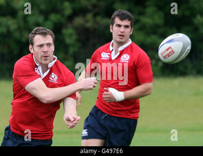 Rugby Union - Scotland 7 Squad Announcement and Training Session - Murrayfield Stadium. Scotland's Scott Riddell (links) und Stuart McInally während einer Trainingseinheit im Murrayfield Stadium, Edinburgh. Stockfoto