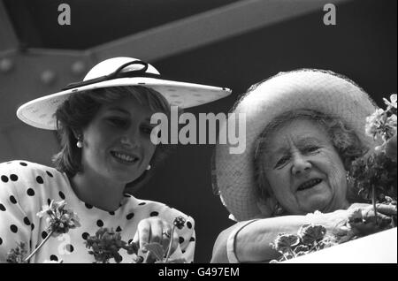 PA-NEWS JUNI 1986 FOTO DIE KÖNIGIN-MUTTER MIT DER PRINZESSIN VON WALES BEI ROYAL ASCOT-RENNEN Stockfoto