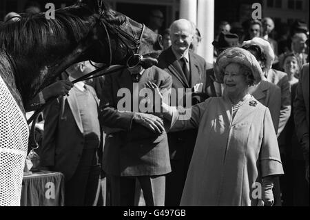 Die Queen Mother bei Sandown rast mit ihrem Pferd Special Cargo nach dem Gewinn des Whitbread Gold Cup, von der letzten Position kommend, um in einem drei-Wege-Foto-Finish den Sieg zu erringen. Stockfoto