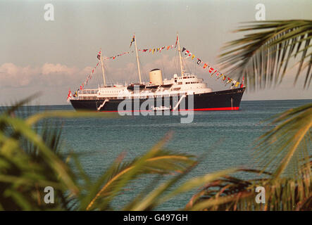 Die Royal Yacht Britannia vor den Cayman-Inseln vor Anker. Stockfoto