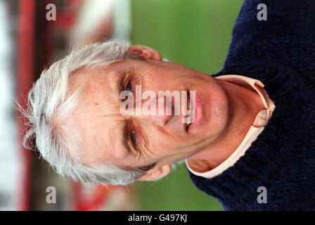 Bibliotheksdatei vom 1. September 1998. Paul Fairclough, Manager des Stevenage Borough FC, der Newcastle United im vierten Lauf des FA Cup am vergangenen Sonntag im Broadhall Way Stadium zu einem Unentschieden von 1-1 ausführte. Der Vauxhall Conference Club reist am kommenden Mittwoch zum St. James's Park Ground in Newcastle. Foto von Fiona Hanson. Stockfoto