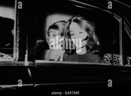 PA NEWS PHOTO 22/7/63 CHRISTINE KEELER UND MARILYN RREIS-DAVIES FAHREN WEG VON DER ALTEN BAILEY, LONDON NACH DER ERSTEN DAY'S ANHÖRUNG, IN DER DR. STEPHEN WARD DER 50-JÄHRIGE OSTEOPATH WIRD VON EINER VICE-ANKLAGE BEFALLEN. WÄHREND DER ANHÖRUNG GAB HERR MERVYN GRIFFITH JONES, DIE STAATSANWALTSCHAFT, DIE ZUSAGE, DASS KEINE MASSNAHMEN GEGEN SIE ERGRIFFEN WERDEN WÜRDEN Stockfoto