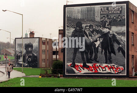 Wandgemälde, die die Wände der „Free Derry Corner“ schmücken, heute (Donnerstag), im Bogside-Gebiet von Londonderry, Nordirland. Die britische Regierung hat heute im Unterhaus angekündigt, dass sie eine unabhängige gerichtliche Untersuchung über die Tötung von 13 katholischen Demonstranten durch britische Soldaten am 30. Januar 1972, auch bekannt als Blutiger Sonntag, einrichtet. Foto von Brian Little/PA Stockfoto