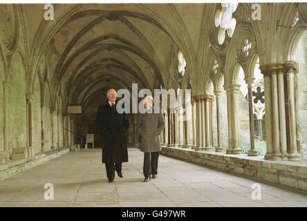 Sir Jocelyn Stevens (links) und der Dekan von Sailsbury in der Kathedrale von Salisbury, wo Stevens heute (Donnerstag) Zuschüsse für wichtige Reparaturarbeiten an 23 Kathederalen ankündigte. Fotos von Tim Ockenden/PA. PA Story ansehen Stockfoto