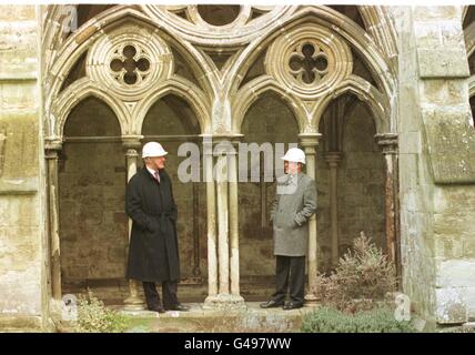 Sir Jocelyn Stevens (links) und der Dekan von Sailsbury in der Kathedrale von Salisbury, wo Stevens heute (Donnerstag) Zuschüsse für wichtige Reparaturarbeiten an 23 Kathederalen ankündigte. Fotos von Tim Ockenden/PA. PA Story ansehen Stockfoto