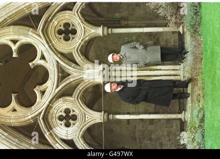 Sir Jocelyn Stevens (links) und der Dekan von Sailsbury in der Kathedrale von Salisbury, wo Stevens heute (Donnerstag) Zuschüsse für wichtige Reparaturarbeiten an 23 Kathederalen ankündigte. Fotos von Tim Ockenden/PA. PA Story ansehen Stockfoto