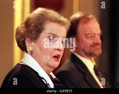 US-Außenministerin Madeleine Albright steht neben Außenminister Robin Cook, während sie heute (Samstag) in London nach Gesprächen über die aktuelle irakische Waffeneinflußkrise in den Medien spricht. Siehe PA Geschichte POLITIK Irak. Foto von Fiona Hanson/PA Stockfoto