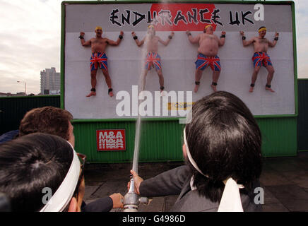 Der Kabel- und Satellitenkanal Challenge TV enthüllt die Werbekreation für die brandneue britische Version der japanischen Kultspielshow Endurance UK, in der vier Mitglieder der Öffentlichkeit an eine Plakatwand in London gekettet sind, die heute (Freitag) Mit dem Moderator Paul Ross, der die vier mit Hilfe der Samurai-Kumpels Hoki und Koki in die Quer schießt. (l/R Plakatwand) Glenn Bird, Darren McFerran, Frank Scantori und Brian Timoney. Endurance UK, der ultimative Test für den ultimativen Kandidaten, trifft ab dem 31. Januar 1998 jeden Samstag- und Sonntagabend auf britische Fernsehbildschirme. Foto von Peter Jordan. Stockfoto