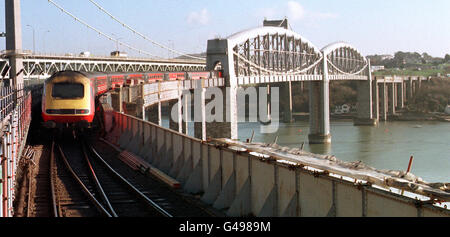 Brunels historische Royal Albert Bridge, die die Eisenbahn zwischen Devon und Cornwall über den Fluss Tamar in Plymouth führt, wird von der Amey Railways einem umfangreichen Instandhaltungsprogramm unterzogen. Stockfoto