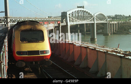 Brunels historischen Royal Albert Bridge, das die Eisenbahnverbindung Devon und Cornwall über den Fluss Tamar Plymouth trägt, wird heute (Montag) eine große Wartungsprogramm, Amey Eisenbahn unterzogen. Foto Barry Batchelor/PA. Stockfoto