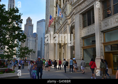 Straßenebene auf das Wrigley Building an der Chicagoer Michigan Avenue bei Sonnenuntergang. Stockfoto