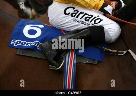 Pferderennen - 2011 Dante Festival - Emirates Airline Yorkshire Cup Day - York Racecourse. Detailansicht der Stiefel eines Jockeys in seinen Steigbügeln und eines Satteltuchs mit der Nummer 6 Stockfoto