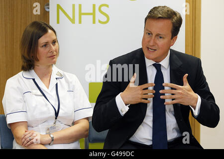 Premierminister David Cameron sitzt mit der Ultraschallforscherin Natasha Thomas bei einem Besuch im Chelsea und Westminster Hospital in London. Stockfoto