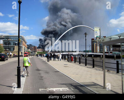 Feuer in Newcastle. Rauch steigt aus der Szene eines Feuers auf einem ehemaligen Schrottplatz in Byker, Newcastle. Stockfoto