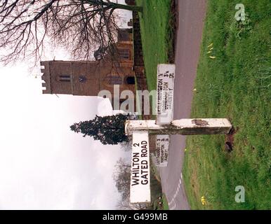 Bibliotheksdatei 252501-10 vom 30.3.92 der St. Mary the Virgin Church in Great Brington, in der Diana, Prinzessin von Wales, in der Spencer Chapel zur Ruhe gebracht wird. Die Kapelle, in der die Überreste von 20 Generationen der Familie Spencer untergebracht sind, wurde 1516 als Privatmausoleum für Familien erbaut. Foto von Martin Hayhow Stockfoto