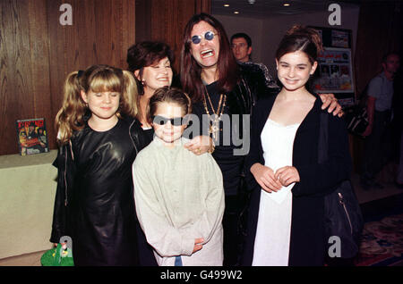 Ozzy Osbourne, Frau Sharon und Kindern Kelly, Jack und Aimee bei den Kerrang Awards 1997 in London. Stockfoto