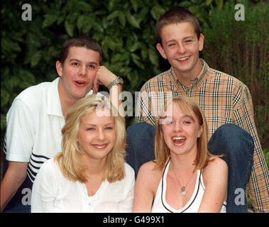 Kerryann Christian (vorne links) Gavin Makel (hinten links), Joanne McIntosh und Chris Woodger, Stars des Kinderdramas Byker Grove, das diesen Monat anlässlich der Vorstellung der Fernsehprogramme des BBC Children's TV Autumn 1997 (Mi) für eine neunte Serie zurückkehrt. Foto von Ben Curtis/PA Stockfoto