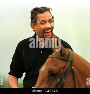 HM der Sultan von Brunei genießt einen Witz während der Einnahme Teilnahme an der 1997 Asprey Polo Trophy Spiel in Cirencester Parken Stockfoto