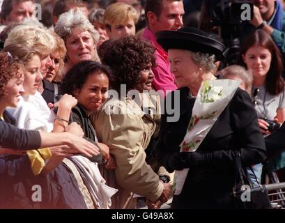 Heute (Freitag) erhält die Königin von Wales im Buckingham Palace von den Bewishern Blumengebete an Diana, Prinzessin von Wales. Stockfoto