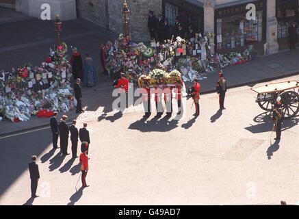 Der Prinz von Wales und seine Söhne Prinz Harry und William, zusammen mit dem Herzog von Edinburgh und Earl Spencer (links im Bild) beobachten, wie der Sarg von Diana, Prinzessin von Wales, in Westminster Abbey für ihre Beerdigung heute (Sa) gebracht wird. Foto von Rebecca Naden. Stockfoto