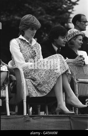 LADY DIANA SPENCER IM TIDWORTH POLO CLUB, HAMPSHIRE. KURZ NACH IHRER ANKUNFT MIT DEM PRINCE OF WALES VERLIESS SIE IHN IN NOT, UM IHM BEI EINEM SPIEL ZUZUSEHEN. Stockfoto