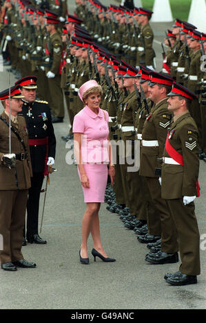 Die Prinzessin von Wales inspiziert die Truppen des zweiten Bataillons des königlichen Regiments der Prinzessin von Wales bei der Farbpräsentation in Howe Barracks, Canterbury. Stockfoto