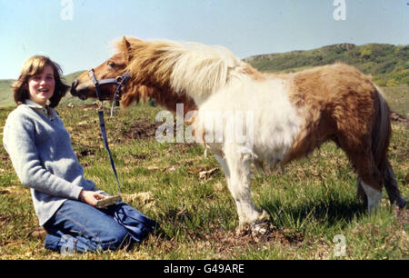 Familienalbumbild von Lady Diana Spencer mit Souffle, einem Shetland-Pony, im Sommer 1974 im Haus ihrer Mutter in Schottland. Stockfoto