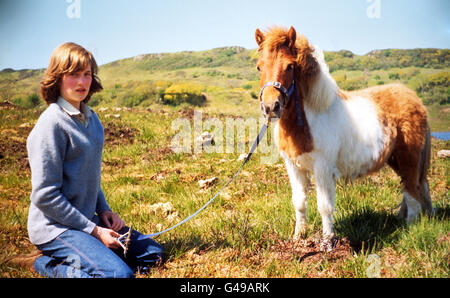 Familienalbumbild von Lady Diana Spencer mit Souffle, einem Shetland-Pony, im Sommer 1974 im Haus ihrer Mutter in Schottland. Stockfoto