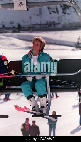 PA NEWS PHOTO 255558-27 : 1/4/93 : DIE PRINZESSIN VON WALES FÄHRT AM LETZTEN TAG IHRES SKIURLAUBS MIT IHREN SÖHNEN, DEN FÜRSTEN WILLIAM UND HARRY, IN LECH, ÖSTERREICH, MIT EINEM SKILIFT. FOTO VON MARTIN KEENE. Stockfoto