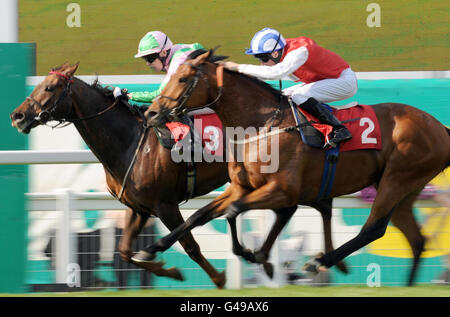 Kings Gambit unter Jamie Spencer (links) gewinnt beim bet365 Gold Cup Easter Festival auf der Sandown Park Racecourse die Einsätze von Gordon Richards. Stockfoto