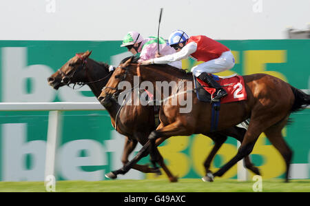 Horse Racing - bet365 Gold Cup Easter Festival - Sandown Park Stockfoto