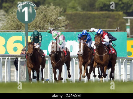 Kings Gambit unter Jamie Spencer (zweiter links) gewinnt beim bet365 Gordon Richards Stakes während des bet365 Gold Cup Easter Festival auf der Sandown Park Racecourse. Stockfoto