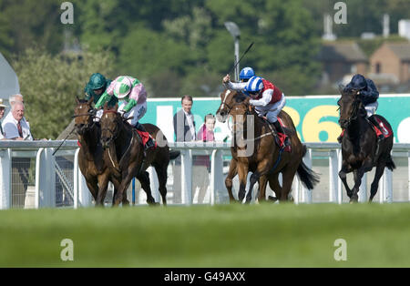 Horse Racing - bet365 Gold Cup Easter Festival - Sandown Park Stockfoto