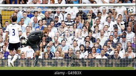 Fußball - Barclays Premier League - Tottenham Hotspur gegen West Bromwich Albion - White Hart Lane. Simon Cox von West Bromwich Albion (nicht im Bild) erzielt das zweite Tor seiner Mannschaft. Stockfoto